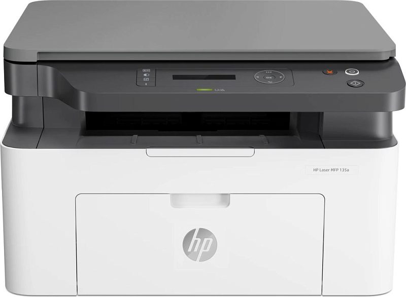 Фото-1 МФУ HP Laser 135a, фронтальный вид; белый корпус с чёрной панелью сканера, сверху плоская крышка, на лицевой стороне видны лоток выдачи и панель управления с экраном; изображение показывает основной внешний вид устройства на странице товара.
