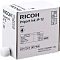 Фото-2 Картридж Ricoh Priport Ink JP-12 817104, вид коробки спереди под углом: белая картонная упаковка с маркировкой Priport Ink JP-12, пиктограммами хранения и крышкой с белой пробкой сбоку; указан объём 600 ml, на белом фоне для карточки товара, чтобы показать внешний вид упаковки и основные обозначения модели.