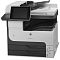 Фото-3 МФУ HP LaserJet Enterprise M725dn, вид спереди справа; видны автоподатчик документов, сенсорный экран, выходной лоток и секции нижних лотков. Изображение помогает увидеть форму корпуса и расположение рабочих узлов на странице товара.