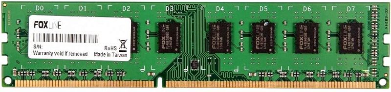 Фото-1 Модуль памяти Foxline 8 ГБ DIMM DDR3L 1600 МГц FL1600D3U11L-8G, вид спереди; видны зеленая плата, восемь микросхем памяти и белая сервисная наклейка слева. Зеленый, черный, белый и золотистый цвет. Изображение для карточки товара, чтобы показать односторонний модуль памяти.