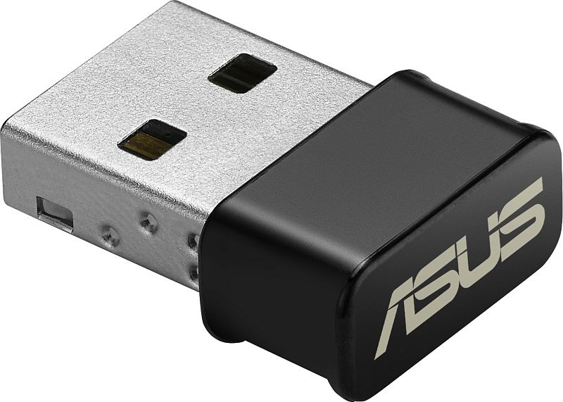 Фото-1 USB Wi‑Fi адаптер ASUS USB‑AC53 Nano, крупный план под углом; чёрный пластиковый корпус с логотипом ASUS и металлический штекер USB‑A. Показывает компактный формат адаптера и тип USB‑разъёма.