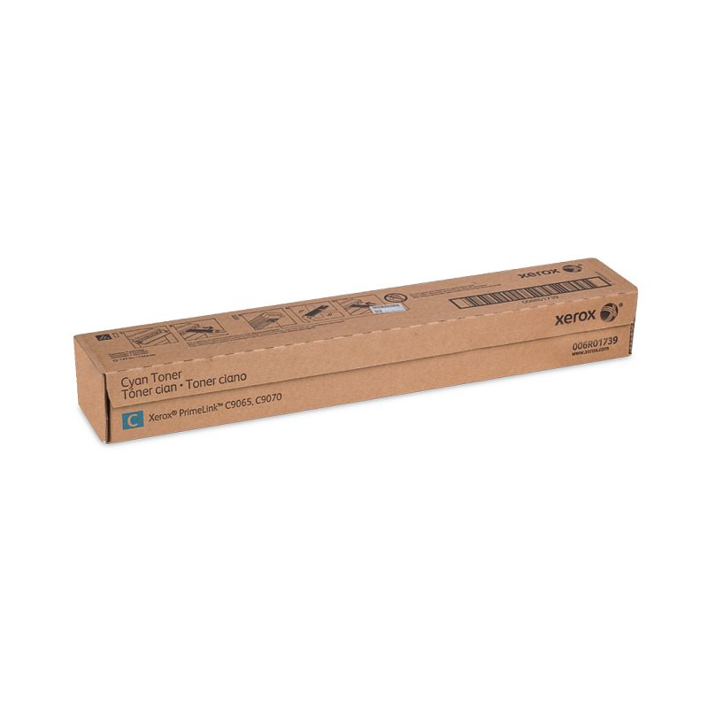 Фото-1 Тонер-картридж Xerox PrimeLink C9070 006R01739, голубой, вид коробки спереди под углом. Видна длинная коричневая коробка с надписью Cyan Toner, голубой меткой C, инструкционными пиктограммами на верхней панели и логотипом Xerox. Фото помогает подтвердить цветовую версию и упаковку картриджа на странице расходного материала PrimeLink C9070.