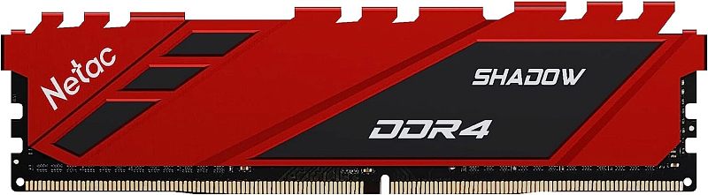 Фото-1 Модуль памяти Netac Shadow Red NTSDD4P32SP-08R 8GB DDR4 DIMM, вид спереди с красным радиатором. На фото красная металлическая накладка с чёрными вставками, надписи Netac, Shadow и DDR4, сверху видны вырезы радиатора, снизу - контактный гребень. Изображение показывает цвет и лицевую сторону модуля для страницы товара с настольной памятью.