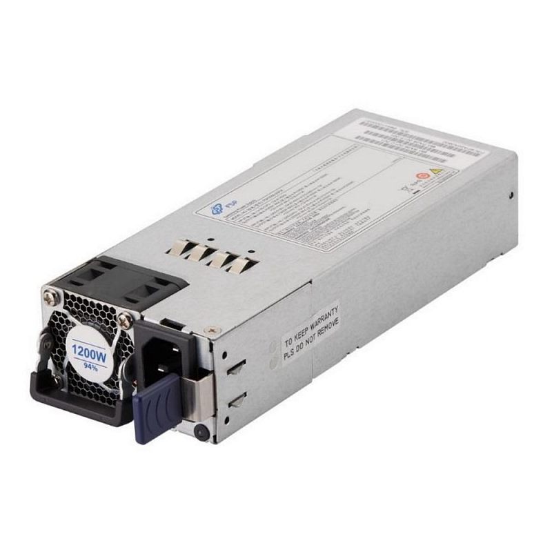 Фото-1 Серверный блок питания FSP 1U 1200W, вид спереди под углом. На фото вытянутый металлический корпус формата 1U, торцевая решётка с небольшим вентилятором, сетевой разъём и откидная ручка извлечения. Серебристый модуль на светлом фоне показывает конструкцию серверного источника питания для страницы товара.