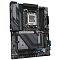 Фото-3 Материнская плата GIGABYTE X870 GAMING X WIFI7 &mdash; ракурс под углом; показаны кожух I/O с подсветкой GAMING, сокет AM5 и 4 слота памяти, а также крупная крышка M.2 и радиаторы; на белом фоне, чтобы на странице товара было видно профиль радиаторов и общий вид платы.