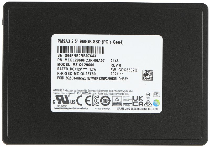 Фото-1 SSD Samsung PM9A3 MZQL2960HCJR, 2.5", 960 ГБ — вид сверху; на фото чёрный корпус 2.5" с белой заводской наклейкой по центру, текстурированной крышкой и скруглёнными углами, изображение важно для страницы как основное фото накопителя.