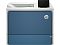 Фото-1 Принтер HP Color LaserJet Enterprise 6701dn A4, фронтальный вид; на фото белый корпус с синей передней панелью, верхний выходной лоток, поворотный экран справа сверху и нижний бумажный отсек; изображение на белом фоне важно для страницы товара, чтобы показать переднюю компоновку офисного принтера.