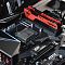 Фото-10 Комплект памяти Patriot Viper Elite II 32GB DDR4 3600MHz 2×16GB PVE2432G360C0K, вид сверху в сборке ПК с акцентом на один модуль; на фото красная боковая панель радиатора Viper, установленная в слот DIMM, и размытые элементы материнской платы на переднем плане; изображение показывает профиль радиатора в рабочей конфигурации для страницы товара.