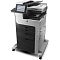 Фото-5 МФУ HP LaserJet Enterprise M725f, вид спереди справа; показаны сенсорный экран, верхний автоподатчик, боковые ручки лотков и подставка на колёсах. Изображение важно для страницы товара, потому что показывает объём корпуса и доступ к лоткам.