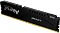 Фото-2 Модуль памяти Kingston FURY Beast Black 16GB KF556C40BB/16, вид под углом спереди: один чёрный DIMM DDR5 в перспективе. Видны рельефный радиатор, логотип KINGSTON FURY, маркировка DDR5 на правом торце и контактная гребёнка снизу. Фото помогает рассмотреть профиль и форму радиатора.