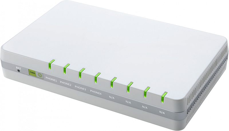 Фото-1 VoIP‑устройство Flyingvoice G504, ракурс 3/4 спереди: белый прямоугольный корпус с рядом зелёных индикаторов, кнопка питания и отверстие RST; подписи на панели PHONE1–PHONE4 и N/A. В карточке товара важно, чтобы увидеть индикацию и маркировку линий на лицевой панели.