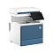 Фото-3 МФУ HP Color LaserJet Enterprise Flow MFP 6800zf, ракурс спереди справа: белый корпус с синей фронтальной панелью, выносной экран (экран выключен), виден верхний узел подачи/сканирования; показывает внешний вид верхнего модуля и точки управления.