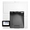 Фото-3 Принтер HP LaserJet Enterprise M612dn, вид сверху; большая тёмная зона лотка выдачи, слева сенсорный экран; бело-чёрное устройство на белом фоне, чтобы показать расположение лотков и панели управления на странице товара.