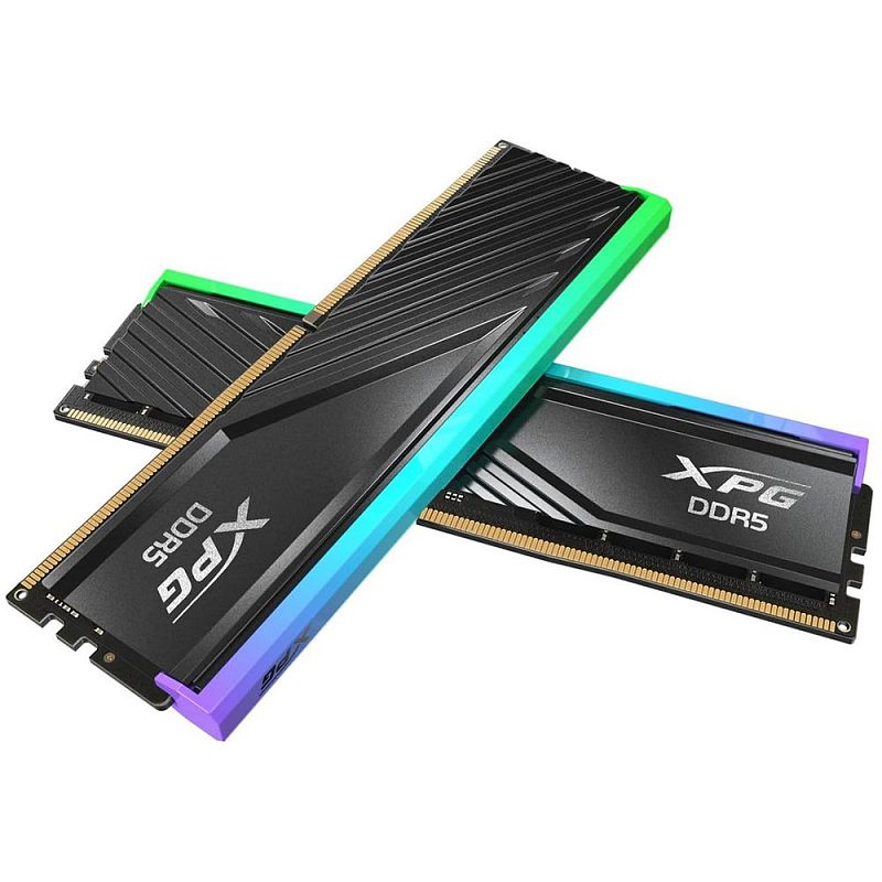 Фото-1 Комплект памяти ADATA XPG Lancer Blade RGB AX5U6400C3216G-DTLABRBK, набор из двух модулей под углом. На фото чёрные модули с диагональным рельефом радиатора и верхней RGB-полосой с градиентом зелёного, голубого и фиолетового. Изображение показывает, что версия оснащена световой вставкой сверху.