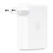 Фото-2 Адаптер питания Apple USB‑C Power Adapter 140 Вт (MLYU3ZM/A), вид под углом: белый блок, контакты евро‑вилки и порт USB‑C хорошо видны, белый фон. Важно для выбора адаптера &mdash; видно тип вилки и компоновку корпуса.