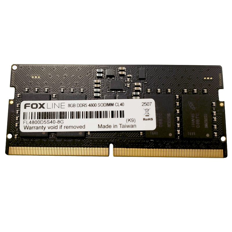 Фото-1 Модуль памяти Foxline FL4800D5S40-8G 8 ГБ SO-DIMM DDR5 4800, вид спереди на чёрную планку; видна белая маркировочная наклейка, микросхемы памяти и золотистые контактные площадки. Изображение показывает лицевую сторону и идентификацию модели для карточки товара.