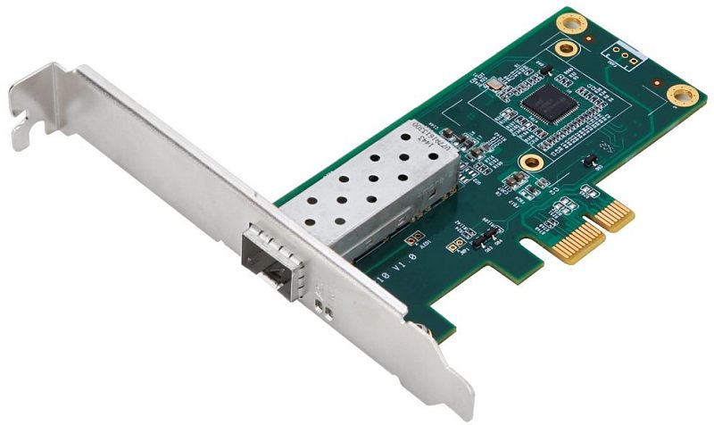 Фото-1 Сетевая карта D-Link DGE-560SX (DGE-560SX/D1A), вид под углом: зелёная PCIe-плата с одним SFP-портом в металлическом экране и серебристой монтажной планкой, виден золотистый разъём PCIe — показывает тип порта и форм‑фактор для установки в ПК.