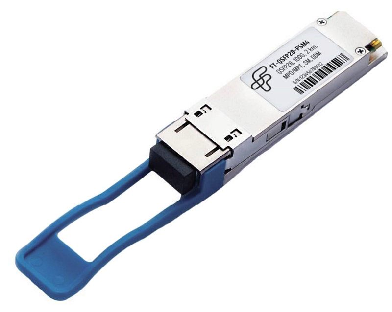 Фото-1 Трансивер Future Technologies QSFP28 FT‑QSFP28‑PSM4 — вид под углом; серебристый корпус, крупная синяя петля‑ручка (pull tab), верхняя этикетка FT‑QSFP28‑PSM4 со штрихкодом, крепёжные винты на торце; на белом фоне, показывает форм‑фактор QSFP28 и ручку для извлечения из порта.