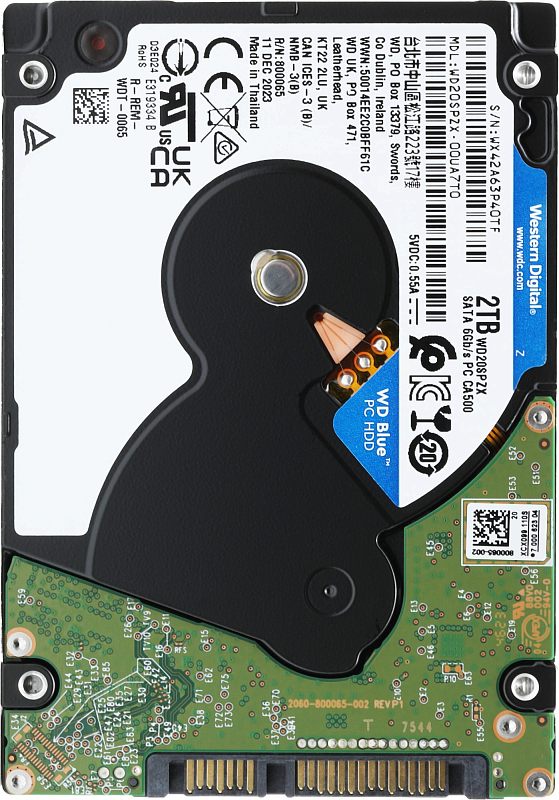 Фото-1 Жёсткий диск WD Blue WD20SPZX 2,5″, вид снизу: зелёная плата электроники, чёрная защитная крышка и разъёмы SATA на торце, сверху частично видна бело‑синяя этикетка «WD Blue 2TB»; светлый фон для проверки интерфейса и компоновки платы.