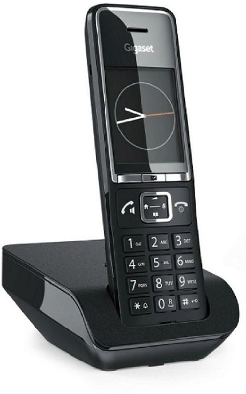 Фото-1 Радиотелефон DECT Gigaset 550, ракурс 3/4: трубка на зарядной базе, экран с индикацией часов, кнопки навигации и цифровая клавиатура, чёрный корпус с серебристой окантовкой; на белом фоне; важно для оценки дизайна и элементов управления.
