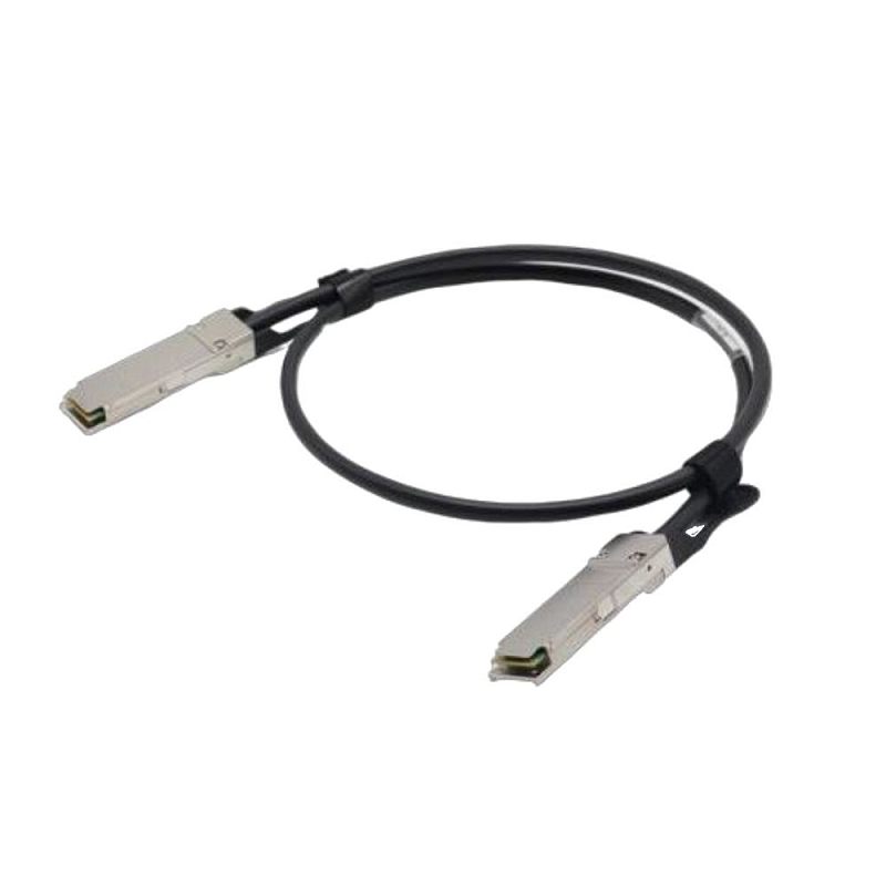 Фото-1 Кабель QSFP28–QSFP28 ACD, общий вид: чёрный кабель на белом фоне, два широких металлических модуля, чёрные петли‑язычки для извлечения. Фото показывает тип разъёма QSFP28 и внешний вид концов кабеля.