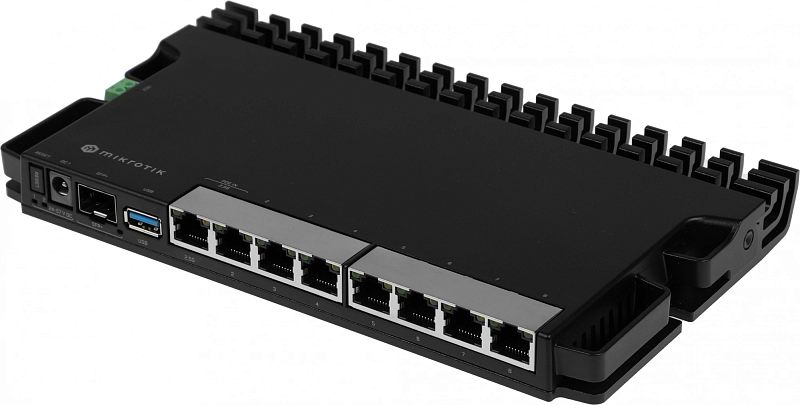 Фото-1 Маршрутизатор MikroTik RB5009UG+S+IN — вид спереди под углом; чёрный корпус с ребристым радиатором, ряд портов Ethernet, SFP‑слот и разъём питания; фото на белом фоне показывает компоновку портов для страницы товара.