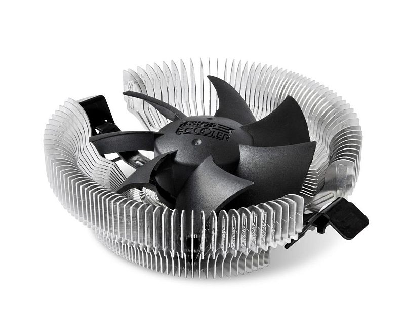 Фото-1 Кулер для процессора PCCooler E80, вид сверху под углом: круглый алюминиевый радиатор с тонкими ребрами и чёрный вентилятор с логотипом на ступице, сбоку видны пластиковые фиксаторы/клипсы. Цвет: чёрный и серебристый; фото показывает общий вид кулера для установки на CPU.