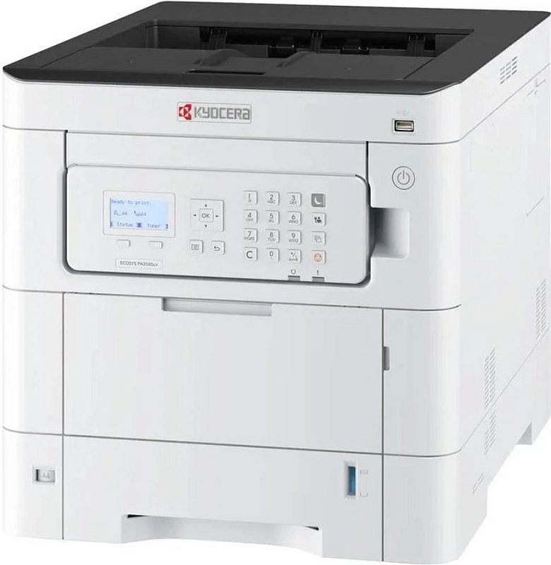 Фото-1 Цветной лазерный принтер Kyocera ECOSYS PA3500cx — вид спереди слева; белый корпус с чёрной верхней частью, фронтальная панель с дисплеем и цифровой клавиатурой, USB-порт и кнопка питания справа; студийное фото на белом фоне, чтобы увидеть элементы управления на странице товара.