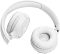 Фото-8 Гарнитура JBL Tune 520BT White, фронтальный вид изнутри; видны две мягкие круглые амбушюры белого цвета, тканевые сетки динамиков и изогнутое оголовье; фото важно для страницы товара, потому что показывает внутреннюю посадочную часть модели.